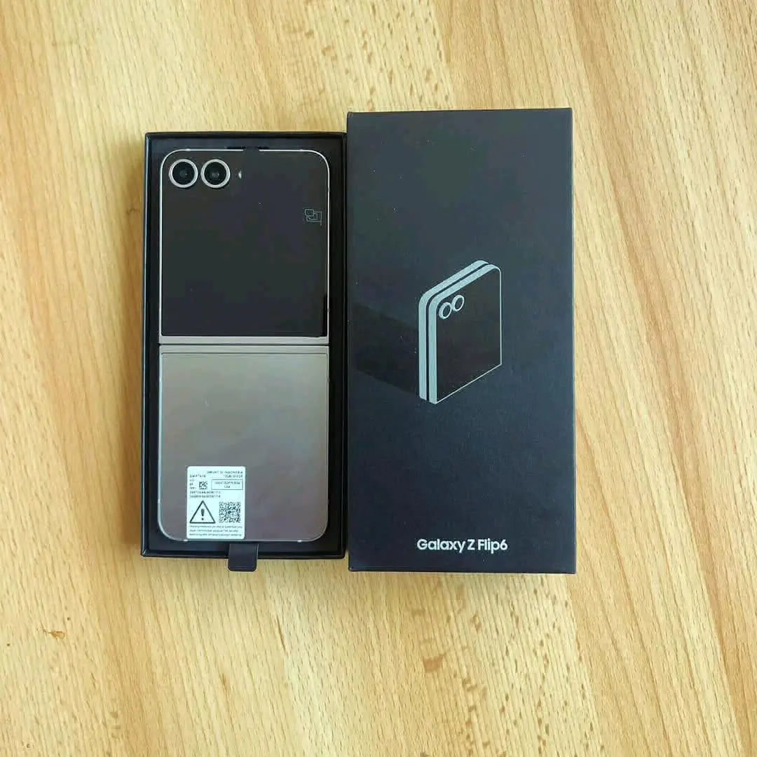 Brand New Samsung Galaxy Z Flip 6 (256GB)
