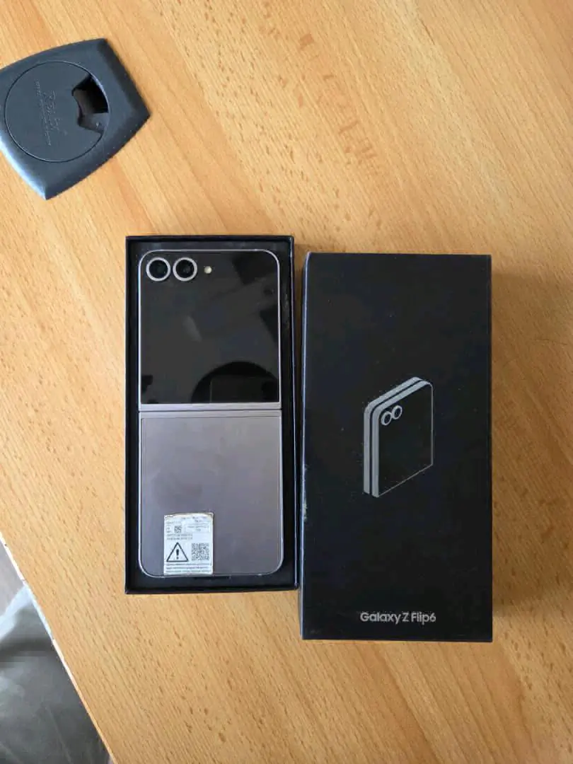 Brand New Samsung Galaxy Z Flip 6 (256GB) thumbnail 2
