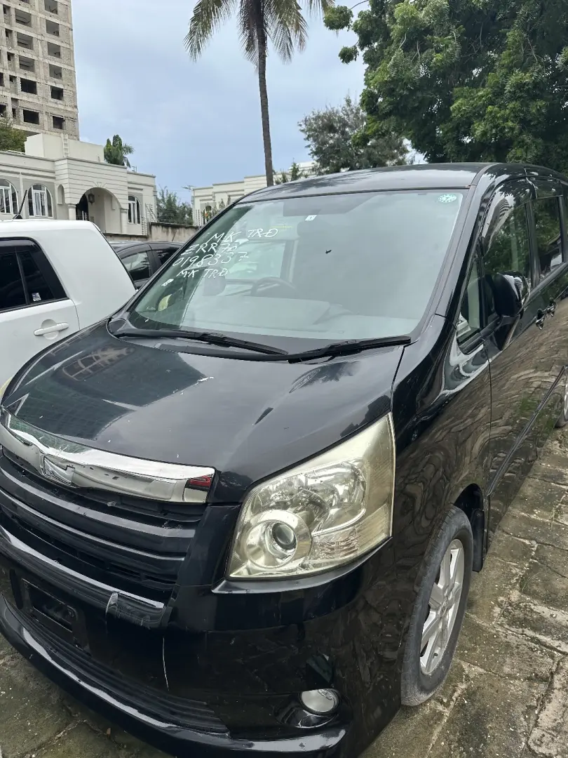 Toyota Noah 2009