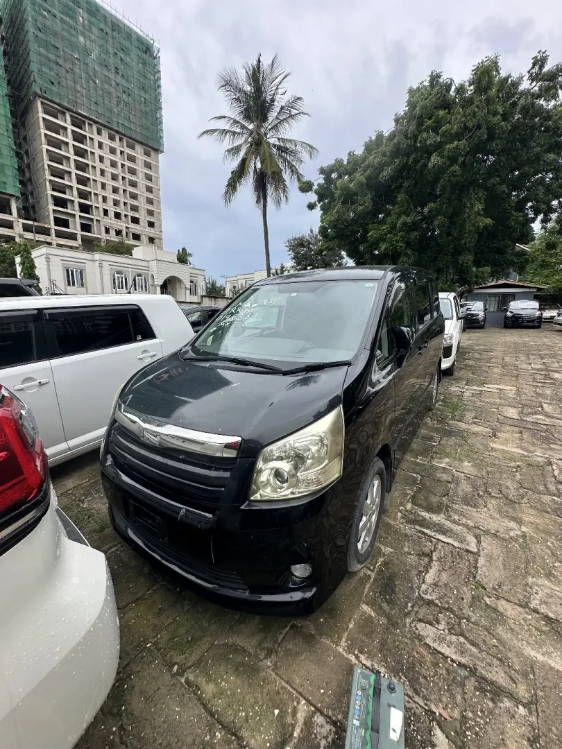 Toyota Noah 2009 thumbnail 2