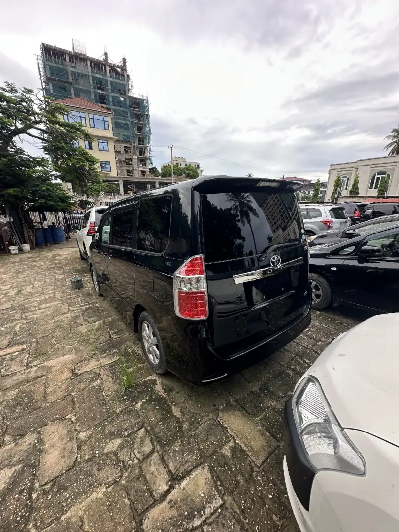 Toyota Noah 2009 thumbnail 3
