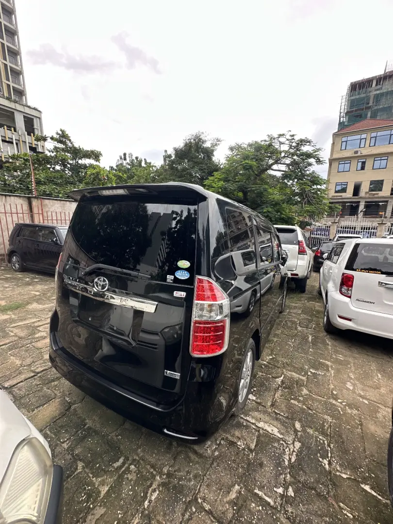Toyota Noah 2009 thumbnail 4