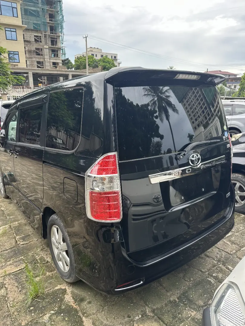 Toyota Noah 2009 thumbnail 5