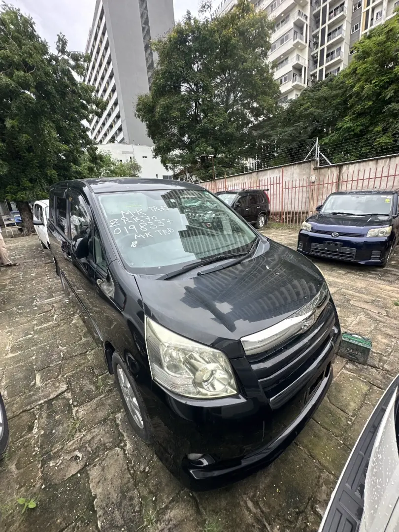 Toyota Noah 2009 thumbnail 6