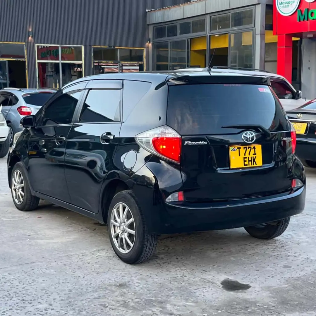 Black Toyota Ractis 2012 Model 1340 CC thumbnail 3