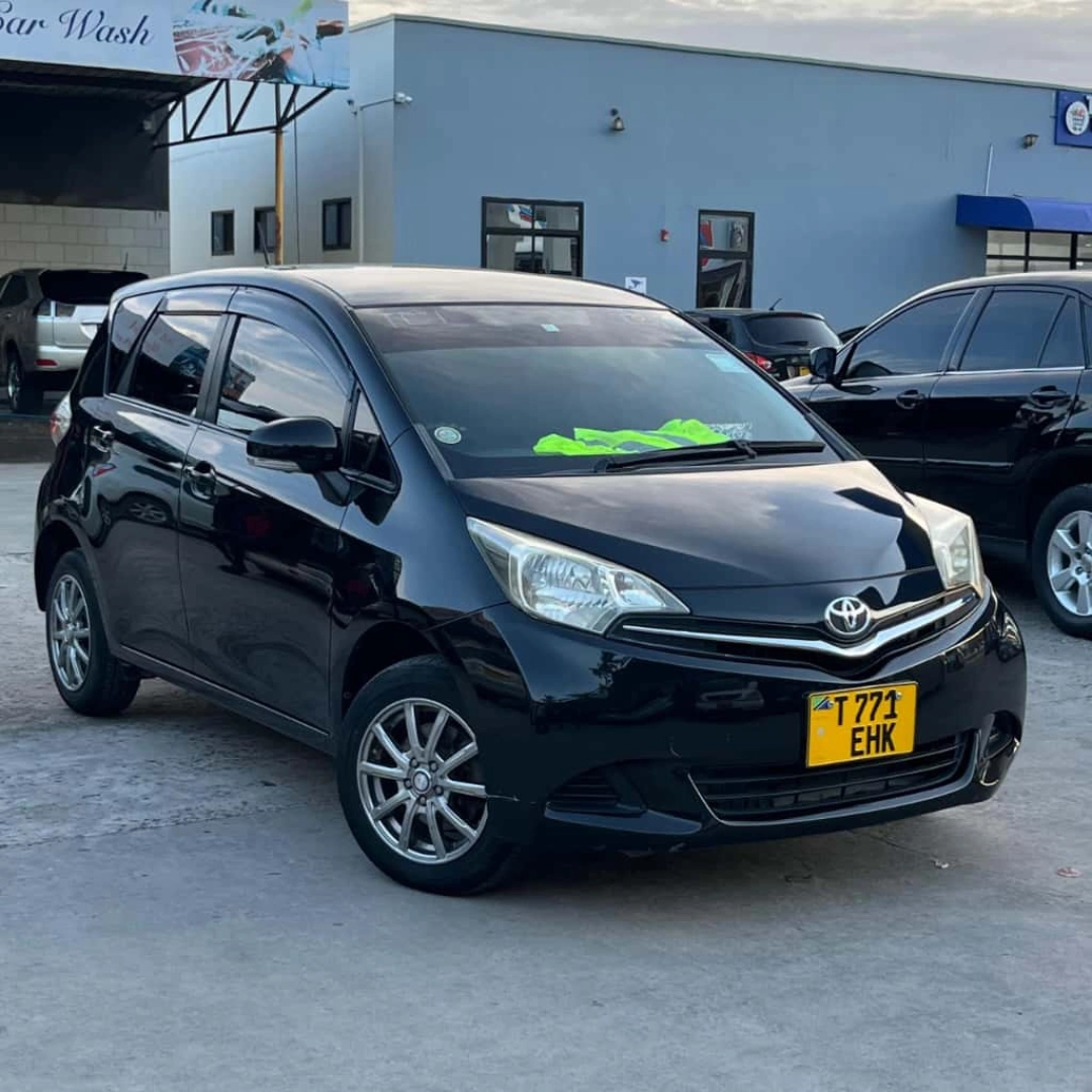 Black Toyota Ractis 2012 Model 1340 CC thumbnail 5