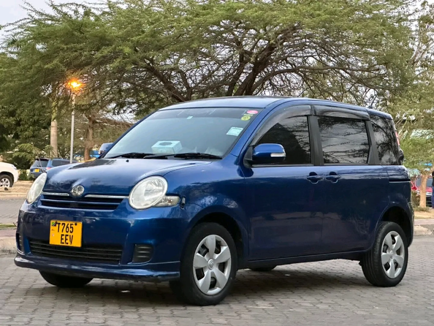 Used Blue Toyota Sienta Minivan 2006 Model thumbnail 2