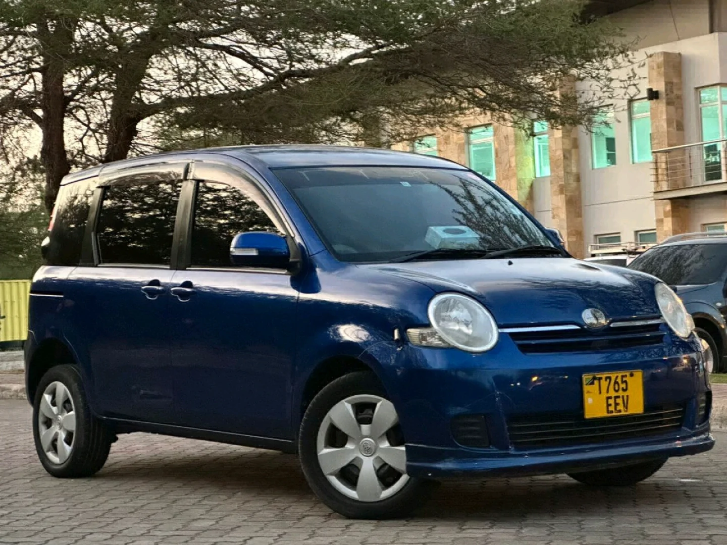 Used Blue Toyota Sienta Minivan 2006 Model thumbnail 3