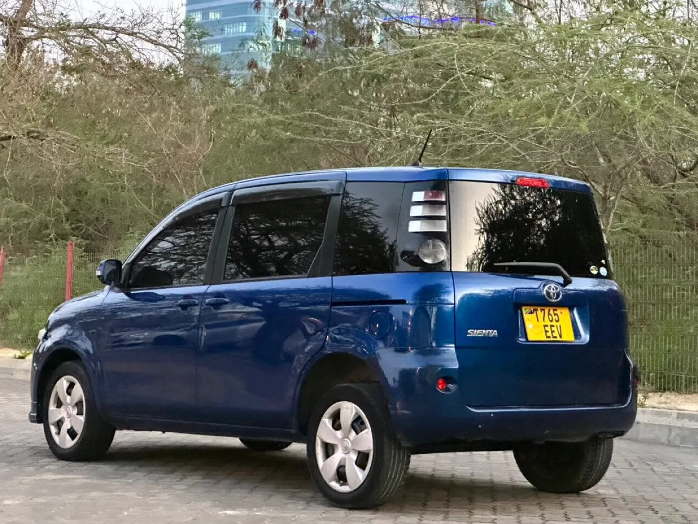 Used Blue Toyota Sienta Minivan 2006 Model thumbnail 5