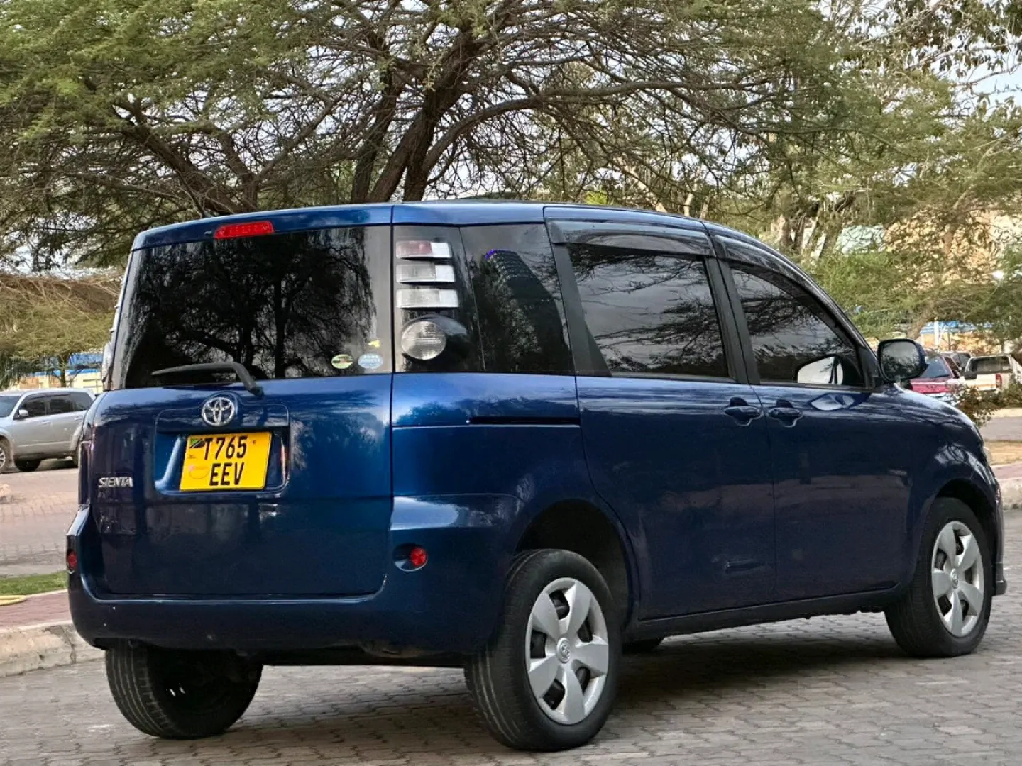 Used Blue Toyota Sienta Minivan 2006 Model thumbnail 6