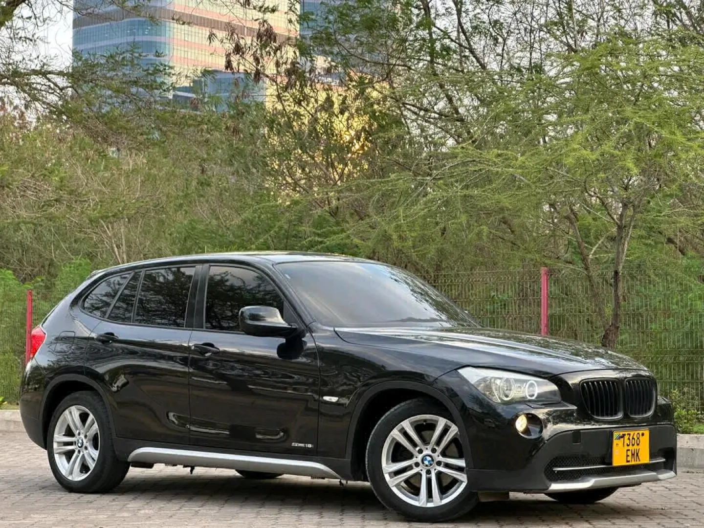 Black BMW X1 SUV 2010 Model thumbnail 3