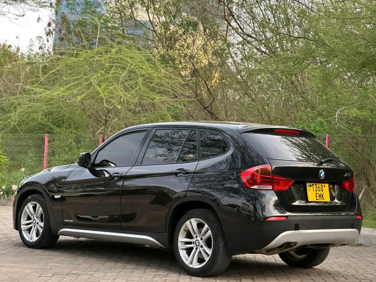 Black BMW X1 SUV 2010 Model thumbnail 5