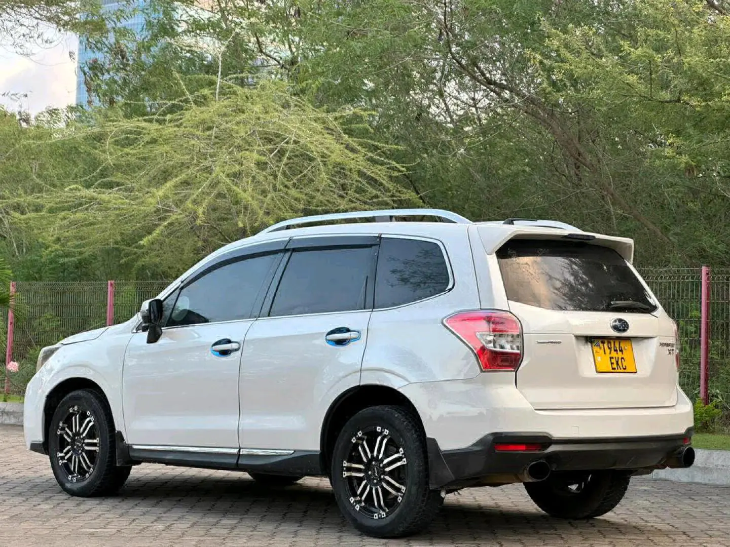 2012 Subaru Forester XT (Pearl) thumbnail 2
