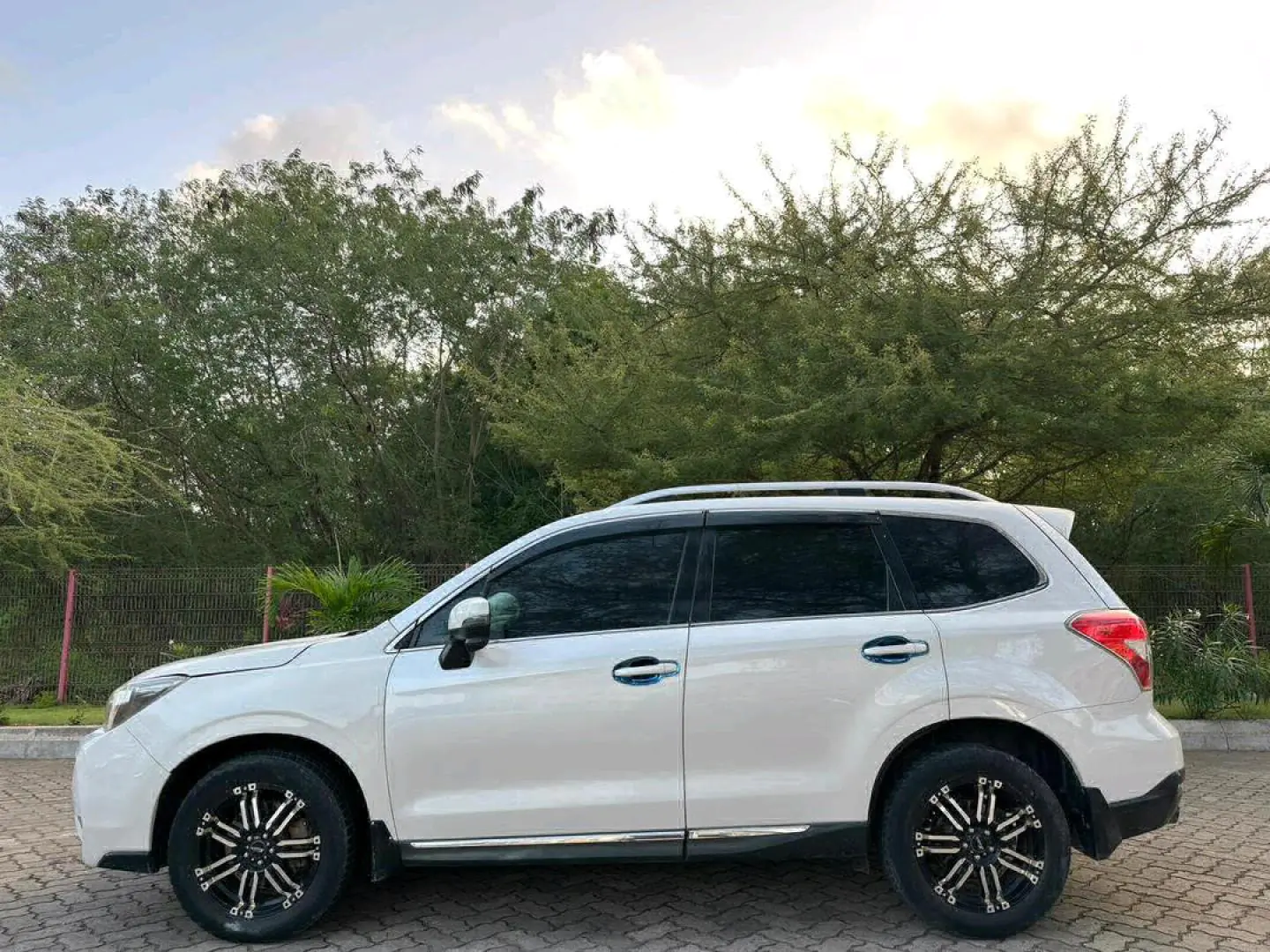 2012 Subaru Forester XT (Pearl) thumbnail 4