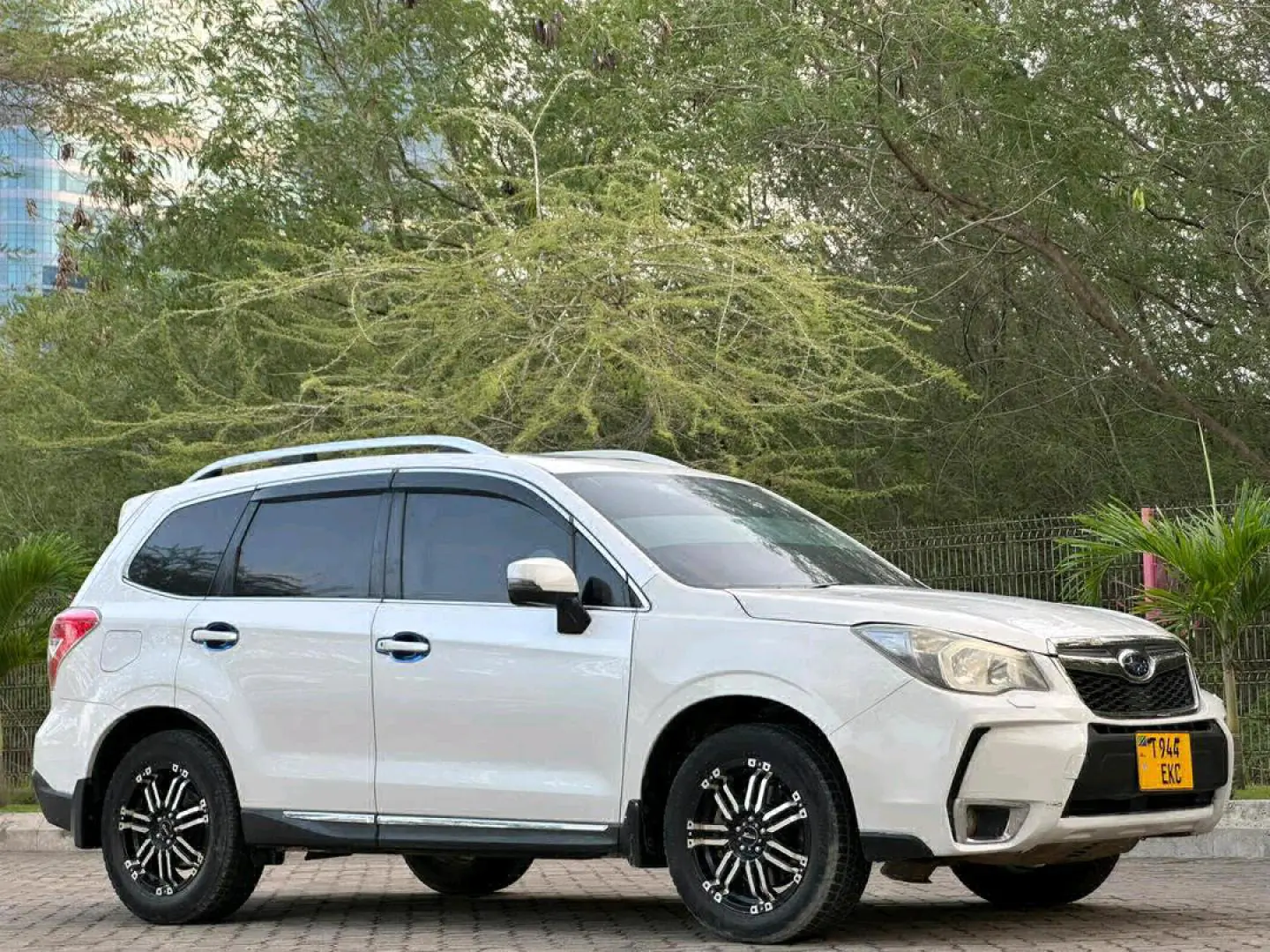 2012 Subaru Forester XT (Pearl) thumbnail 5