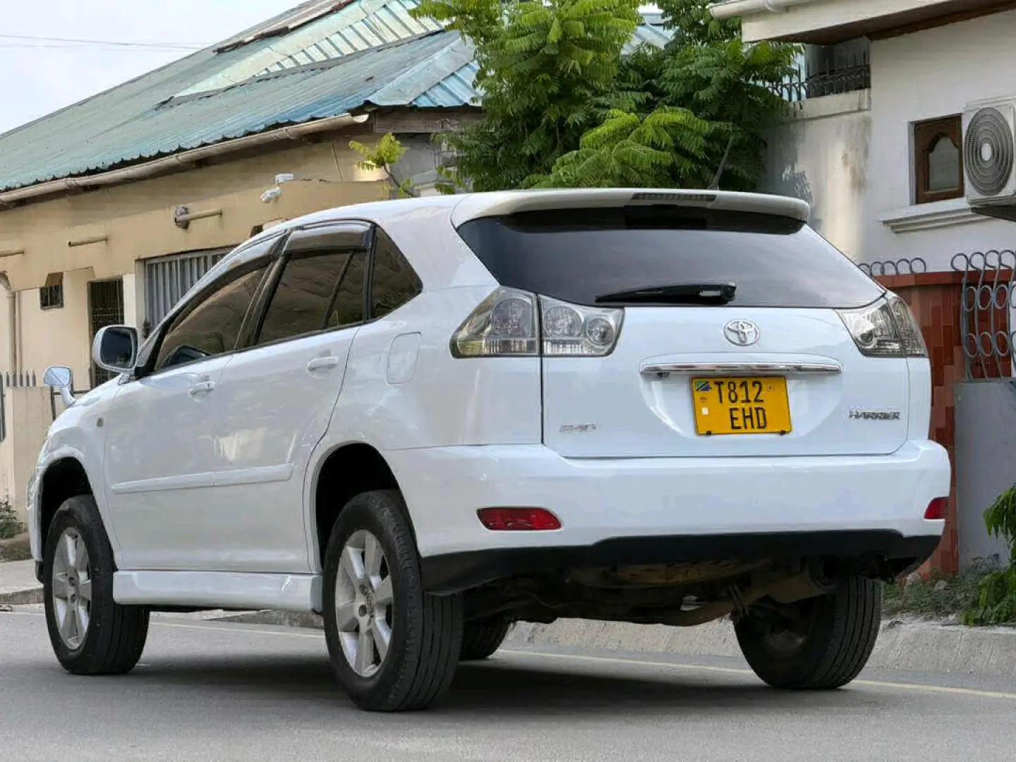 Toyota Harrier SUV White EHD thumbnail 2