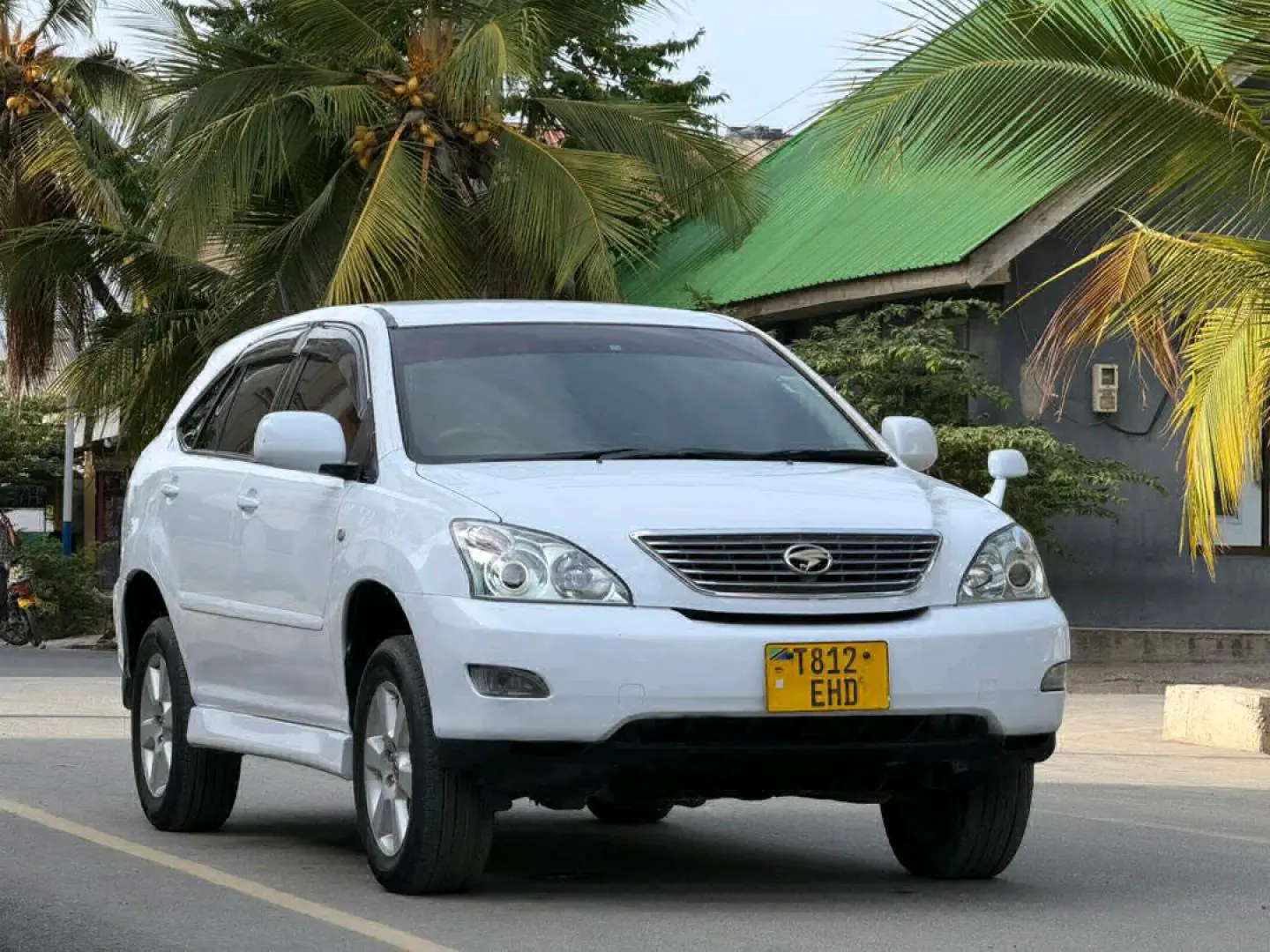 Toyota Harrier SUV White EHD thumbnail 3