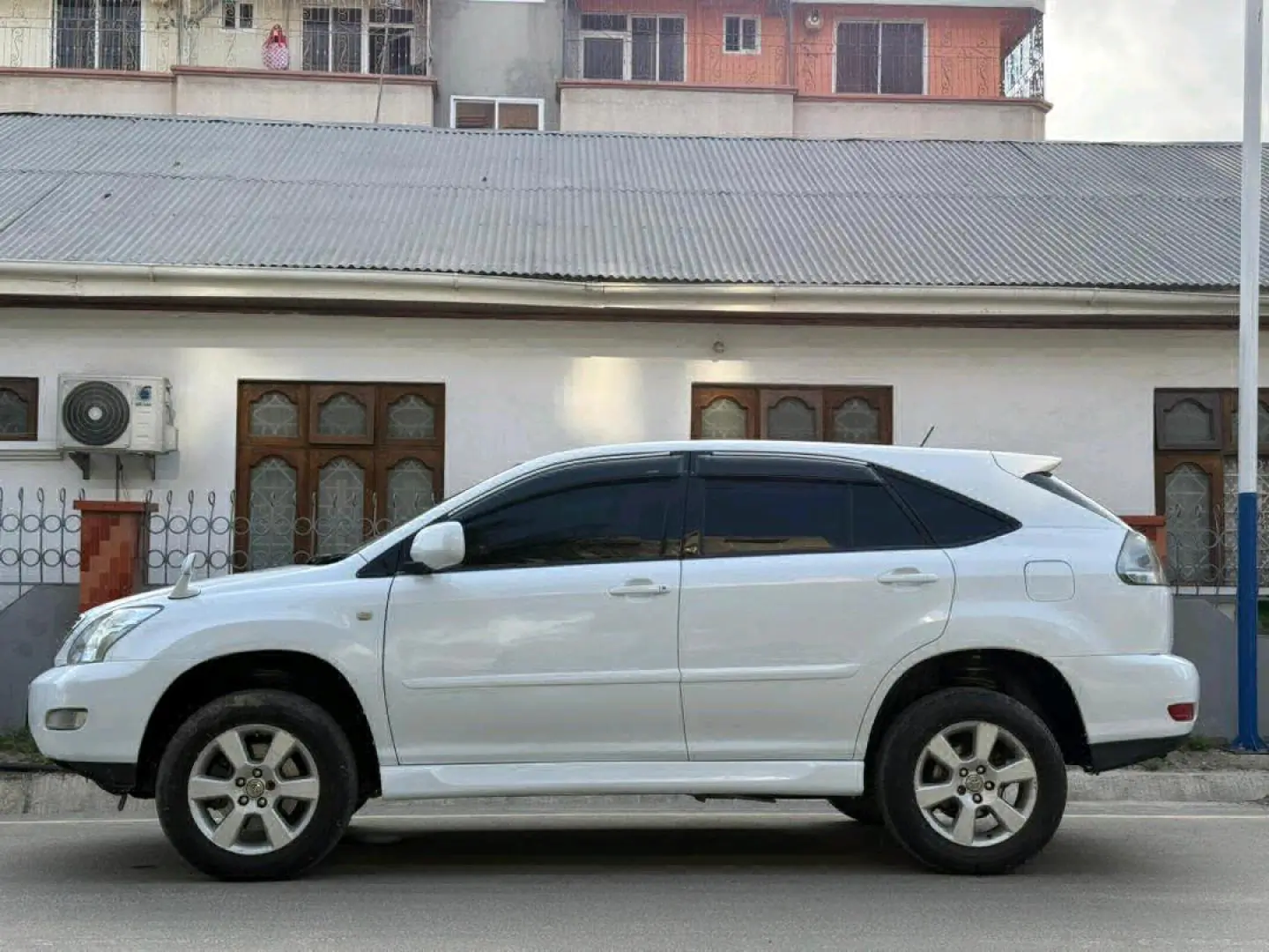 Toyota Harrier SUV White EHD thumbnail 4