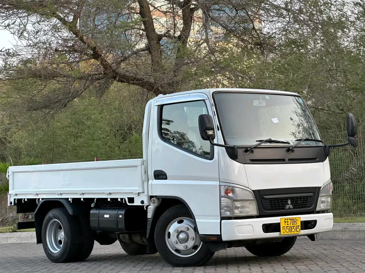 2017 Mitsubishi Fuso Canter (2 Tons) thumbnail 2