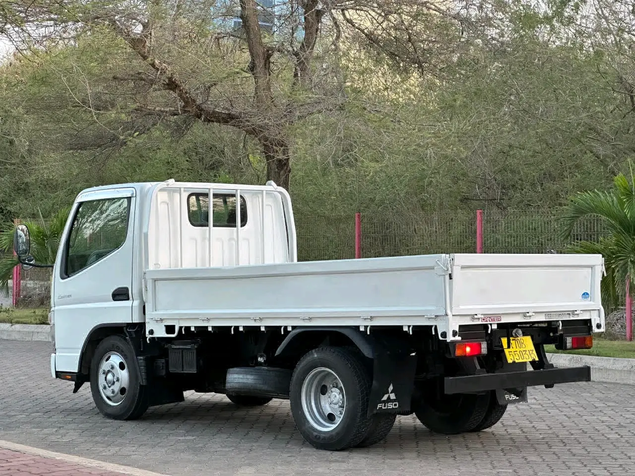 2017 Mitsubishi Fuso Canter (2 Tons) thumbnail 4