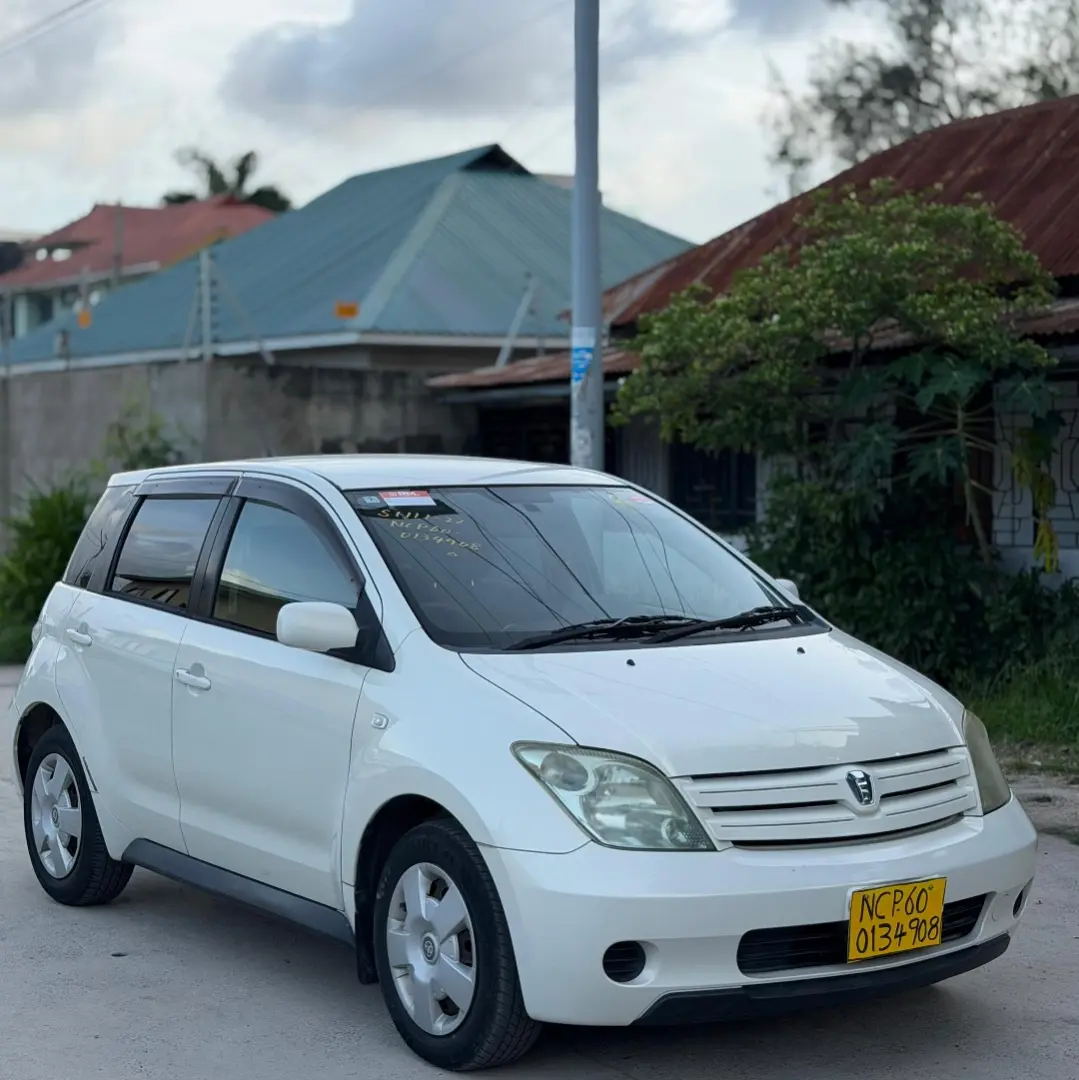 White Toyota Ist Hatchback for Sale thumbnail 4