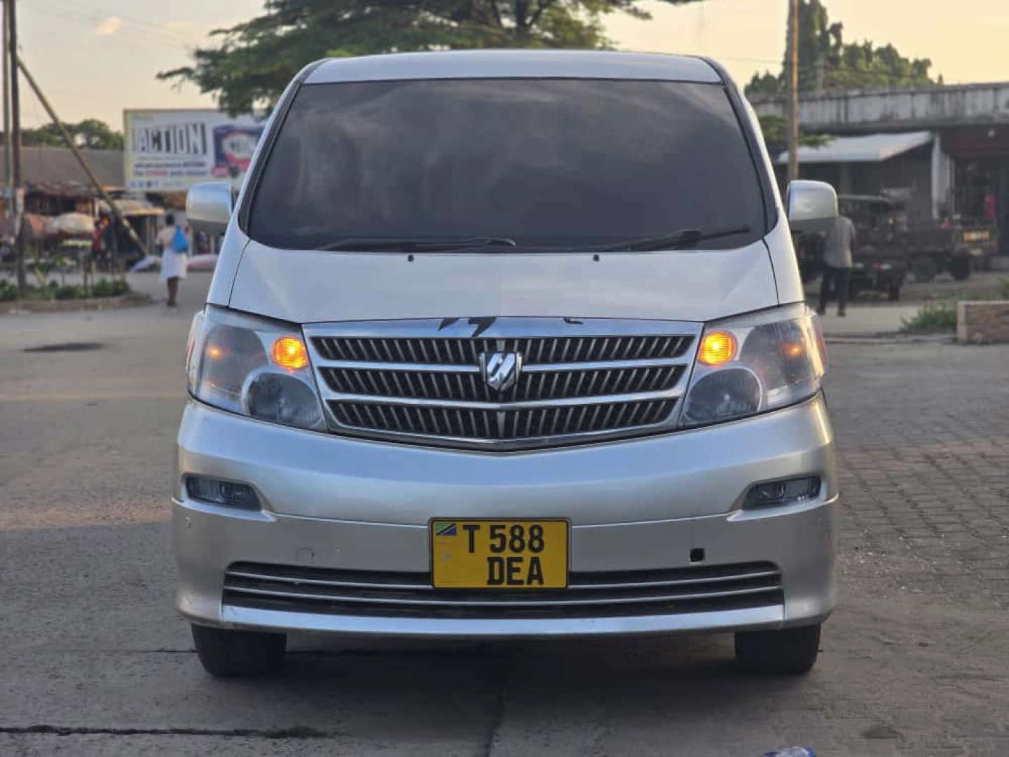 Toyota Alphard Minivan 2002 Model (TZS 12 Million)