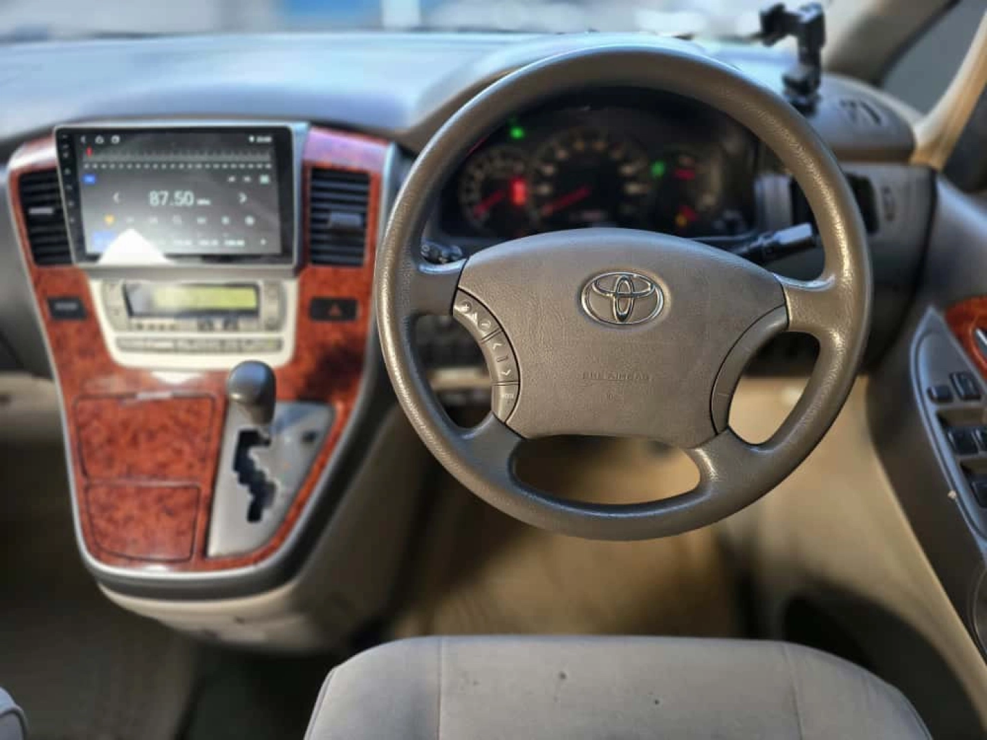 Toyota Alphard Minivan 2002 Model (TZS 12 Million) thumbnail 8