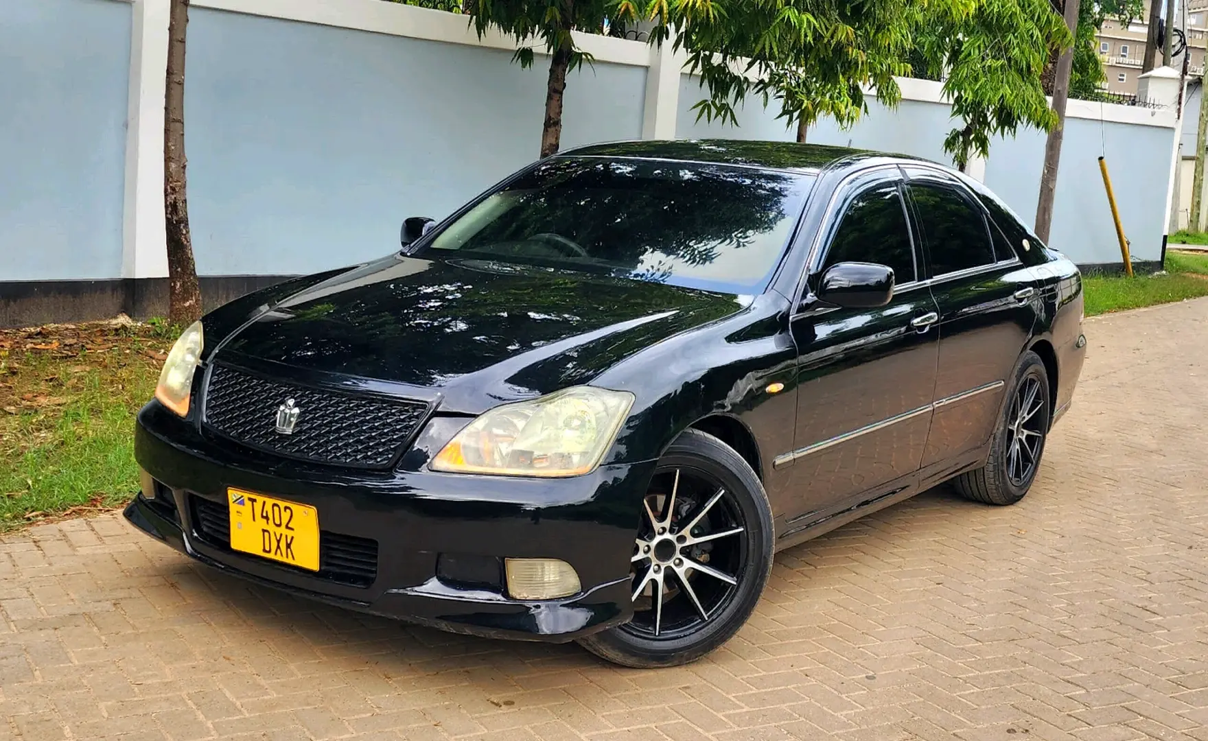 Toyota Crown Athlete thumbnail 2