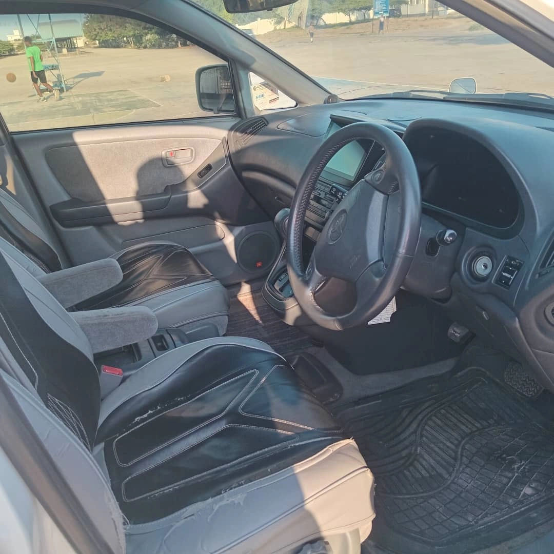 Toyota Harrier 2001 Automatic 2160 CC thumbnail 4