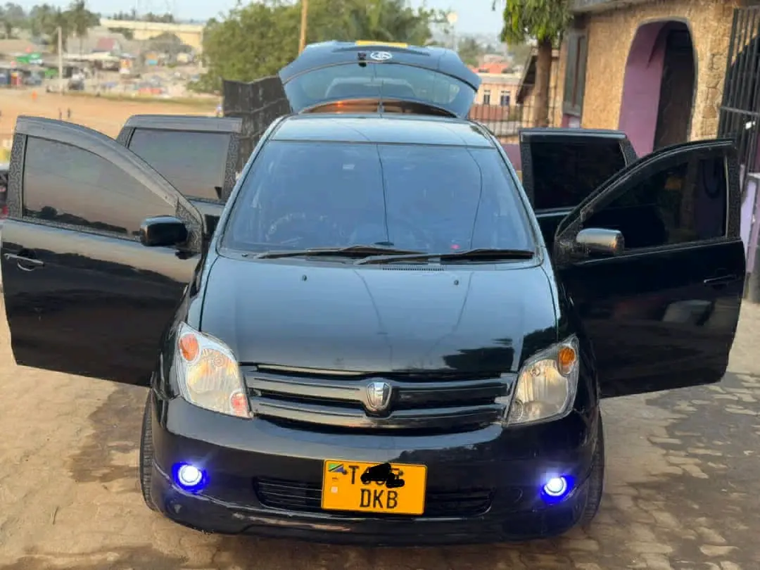 Toyota Ist Black for Sale thumbnail 3