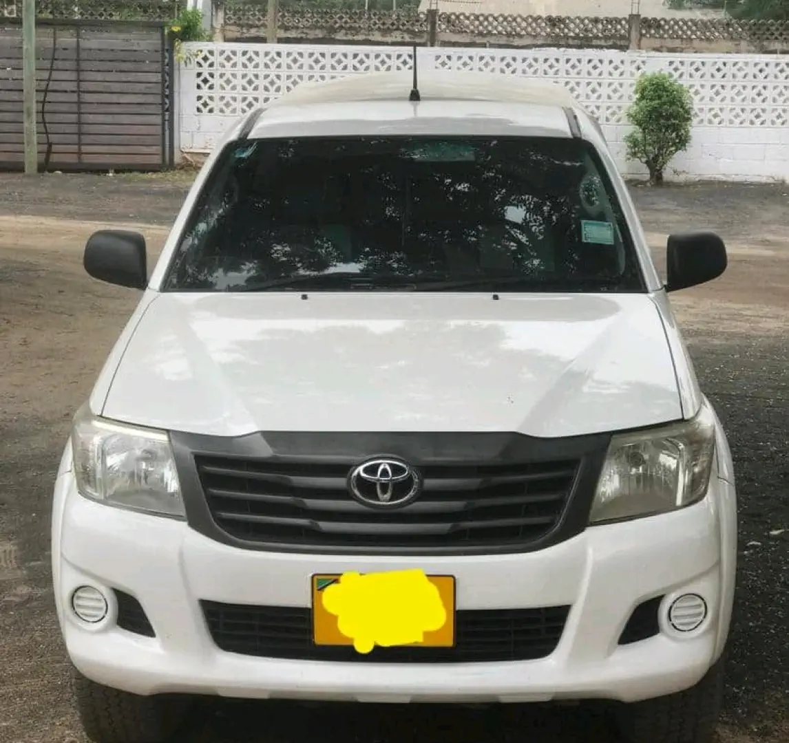 Toyota Hilux 2014 Diesel Pickup Truck thumbnail 2