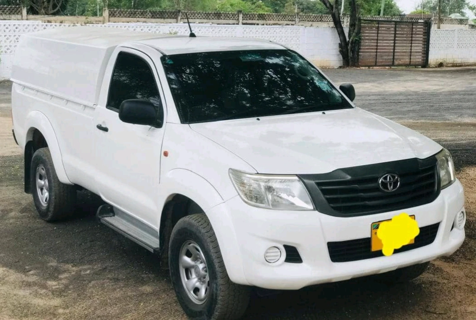 Toyota Hilux 2014 Diesel Pickup Truck thumbnail 5