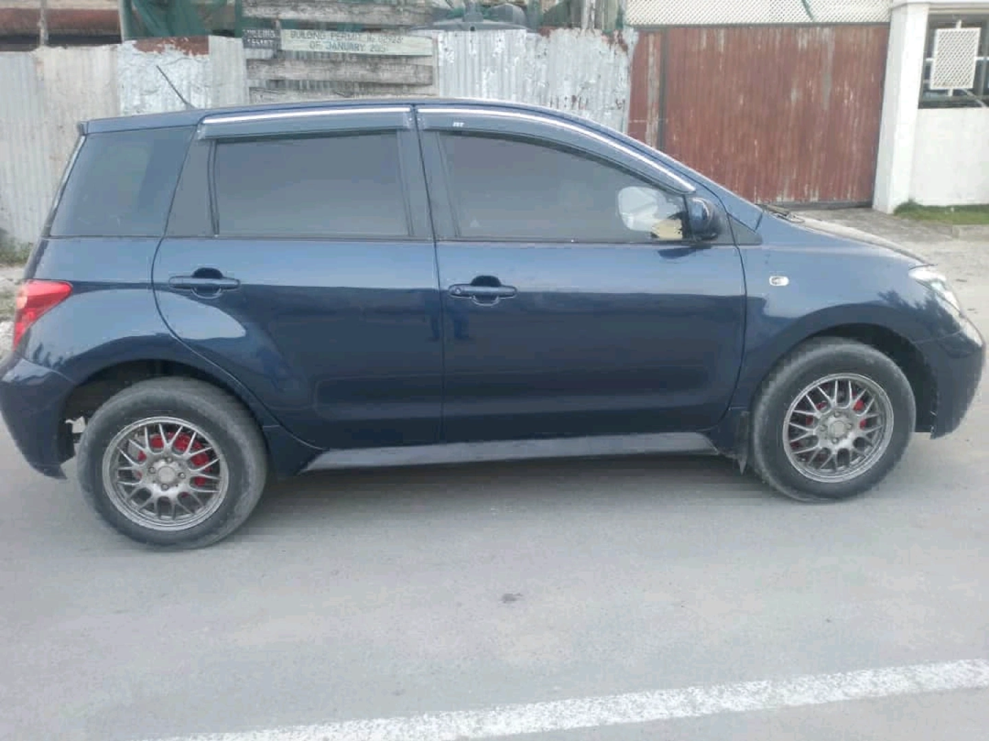 Used Dark Blue Toyota Ist Hatchback thumbnail 3