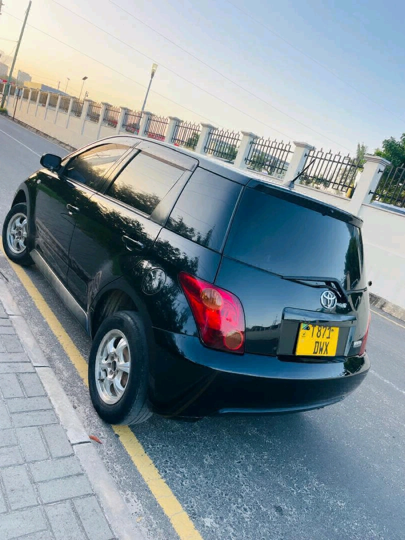 Black Toyota Ist 2004, 1290 CC, Low Mileage thumbnail 3