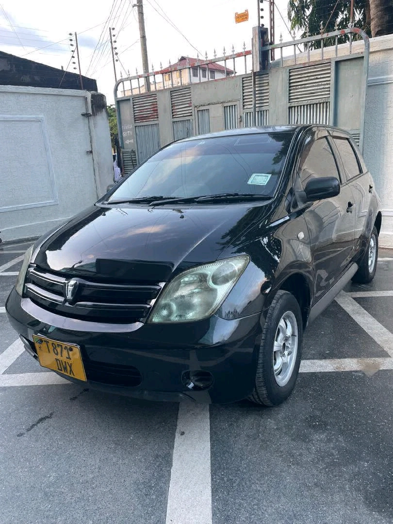 Black Toyota Ist 2004, 1290 CC, Low Mileage thumbnail 5