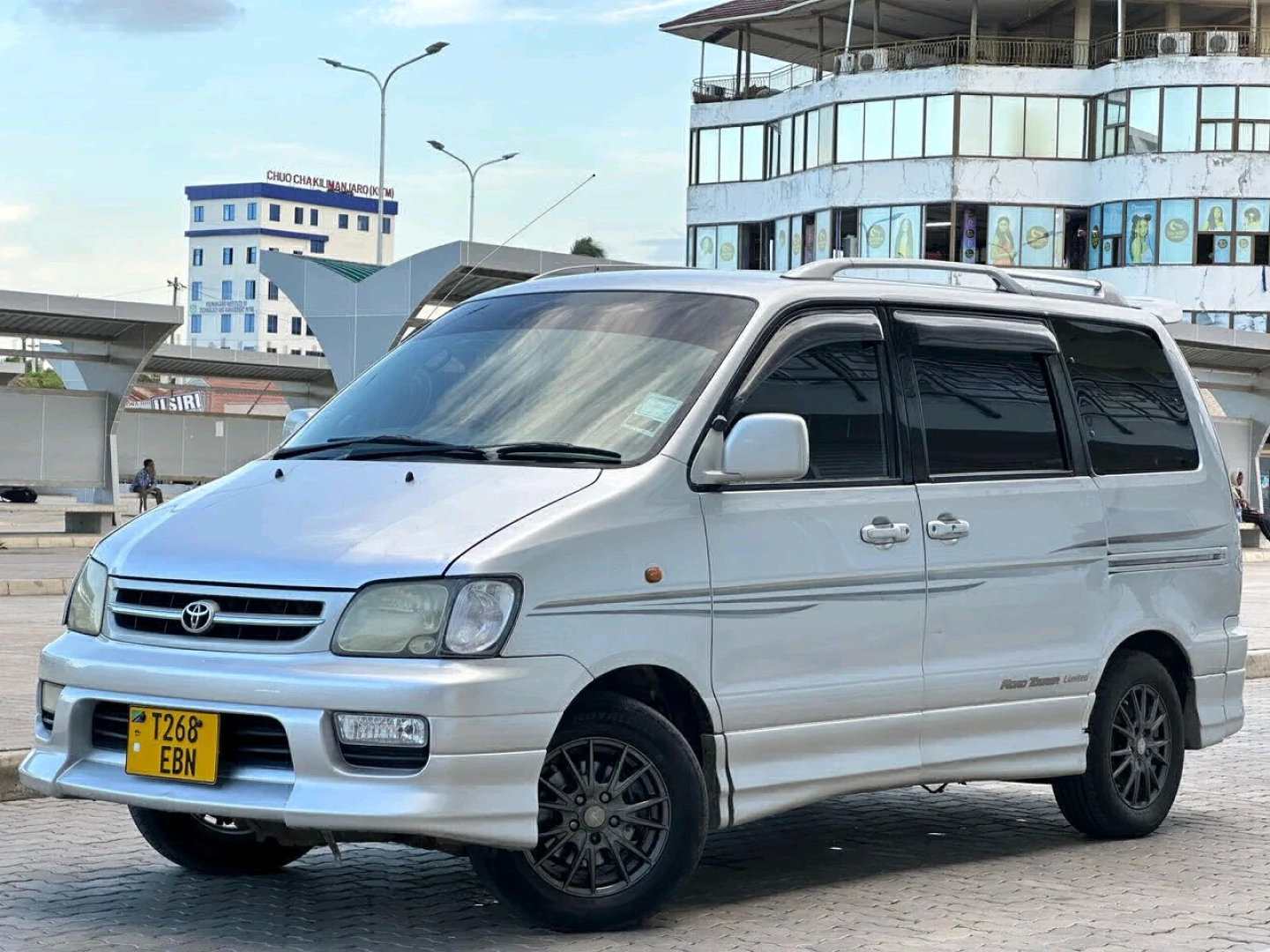 Toyota Noah SR50 Van 2001 (EBN) For Sale thumbnail 2