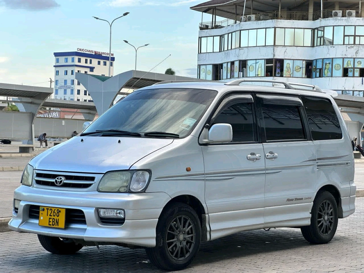 Toyota Noah SR50 Van 2001 (EBN) For Sale thumbnail 4