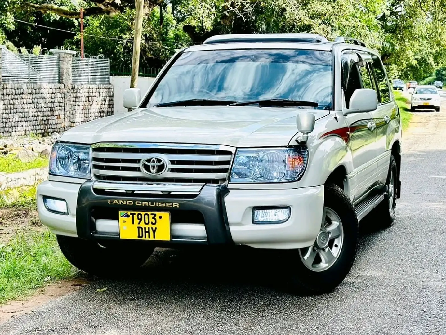 Toyota Land Cruiser SUV 1999 Model thumbnail 2