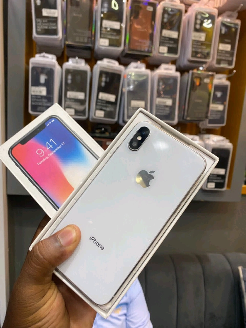 Brand New iPhone X 256GB with Accessories thumbnail 2