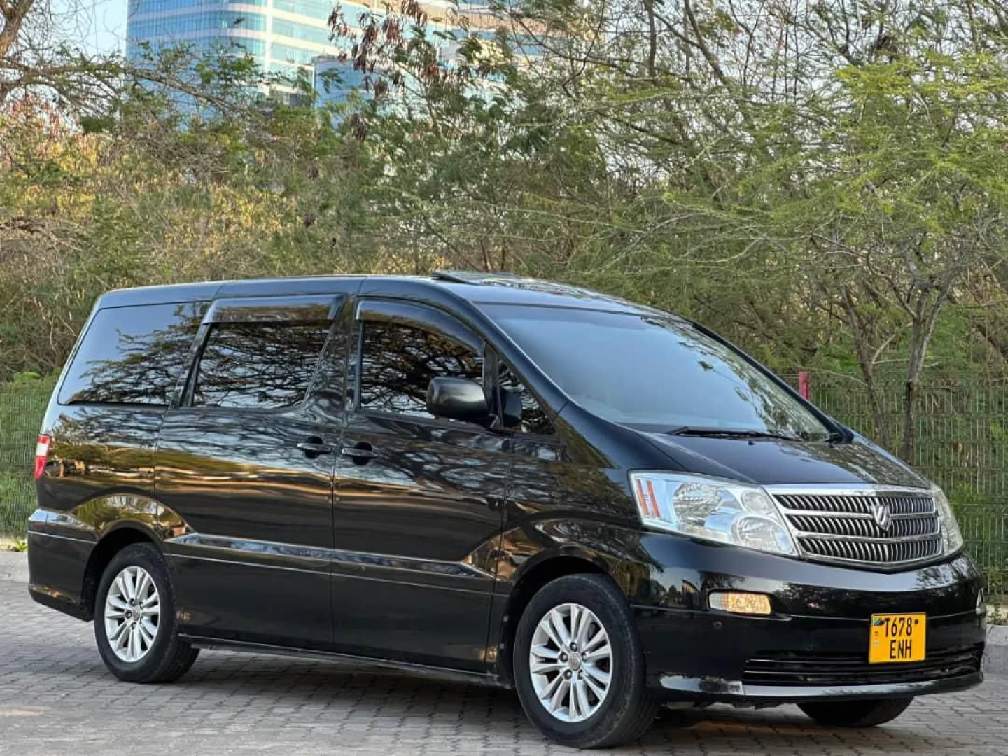 Black Toyota Alphard 2004 (2360cc) - Very Good Condition