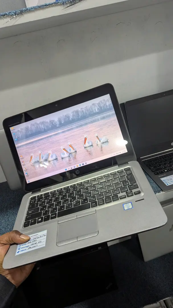 HP EliteBook 820 G3 (Core i5, 8GB RAM, 256GB SSD) thumbnail 4