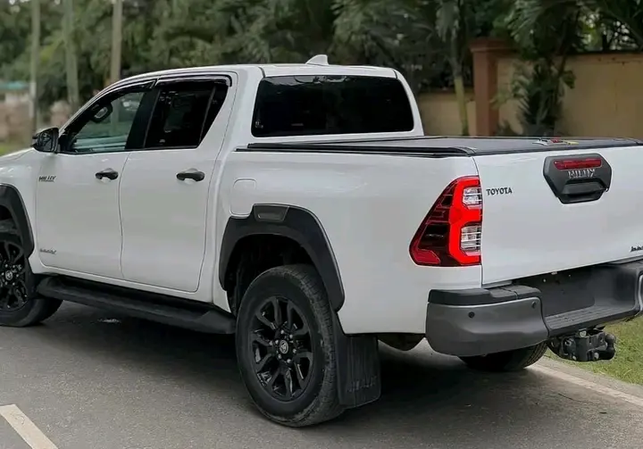 Toyota Hilux Pickup 2023 thumbnail 2