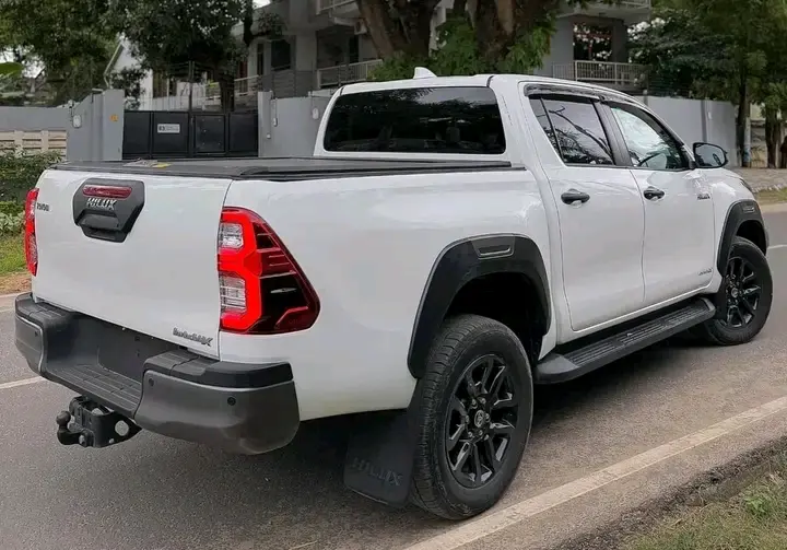 Toyota Hilux Pickup 2023 thumbnail 3