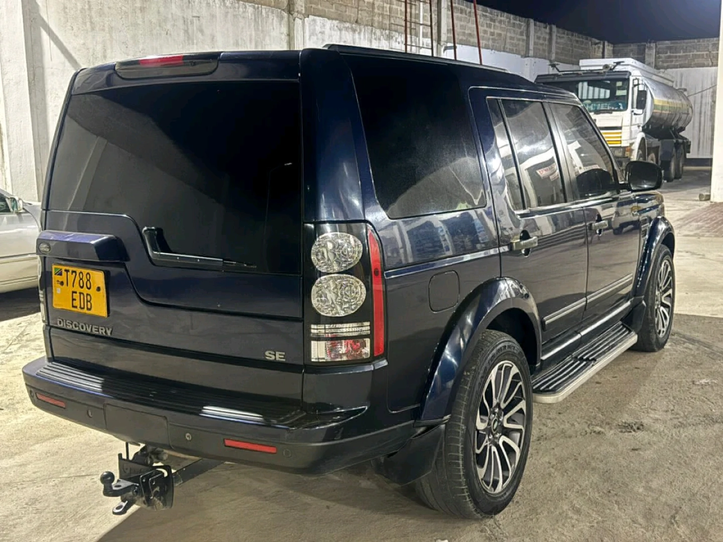Land Rover Discovery 4 SUV 2016 (EDB) thumbnail 3