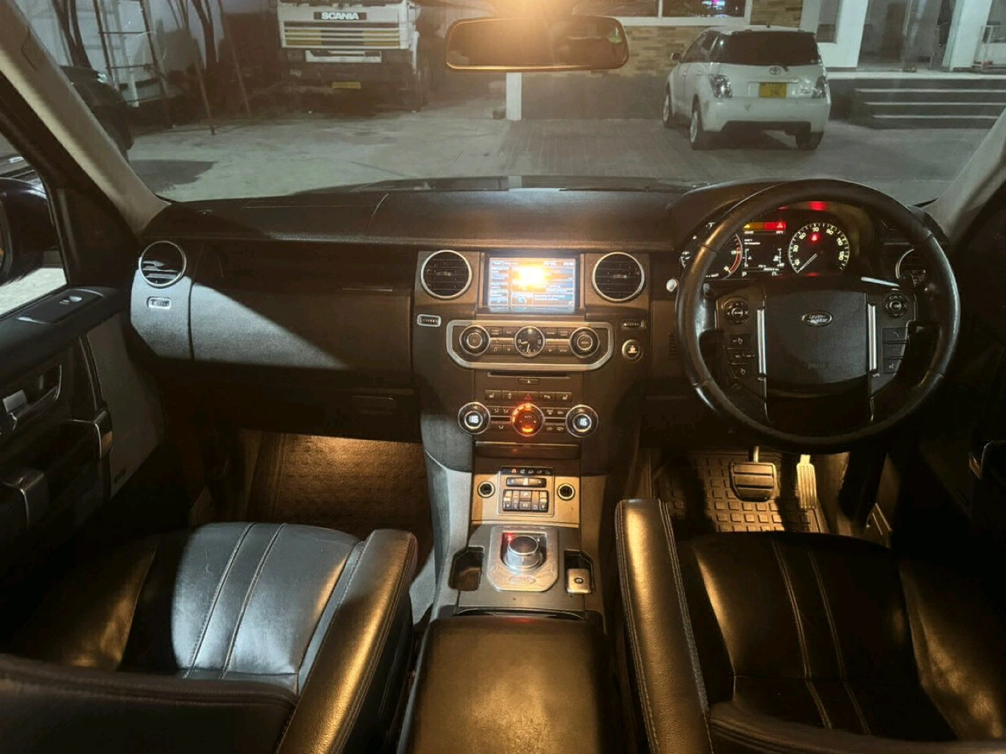 Land Rover Discovery 4 SUV 2016 (EDB) thumbnail 5