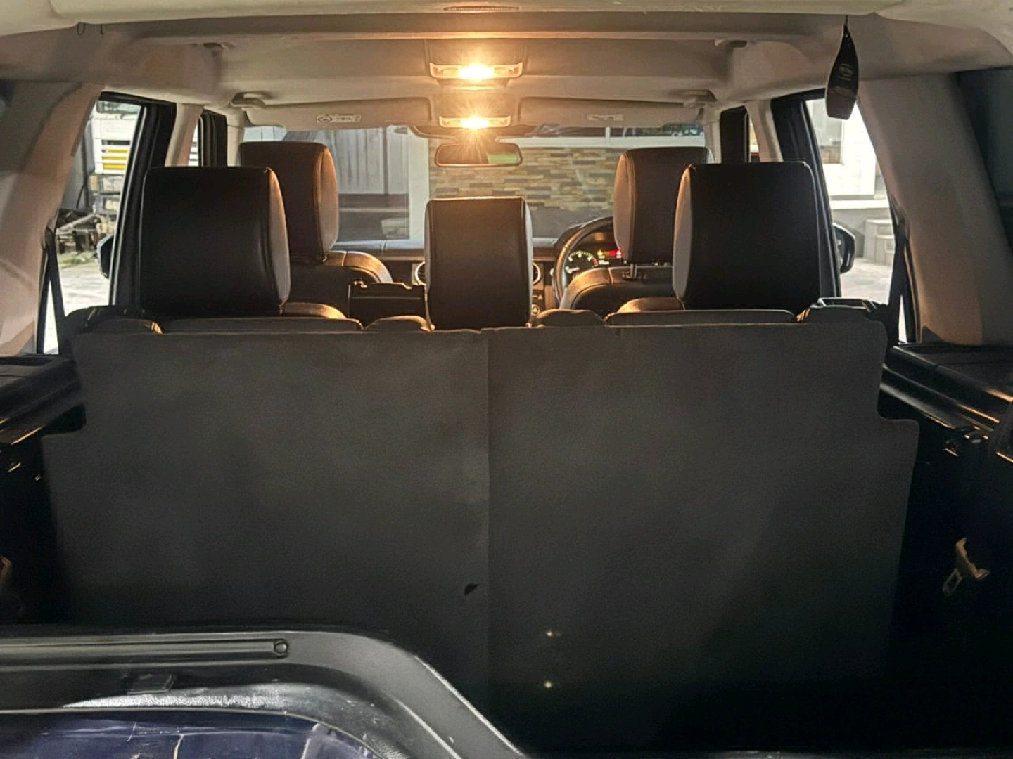 Land Rover Discovery 4 SUV 2016 (EDB) thumbnail 6