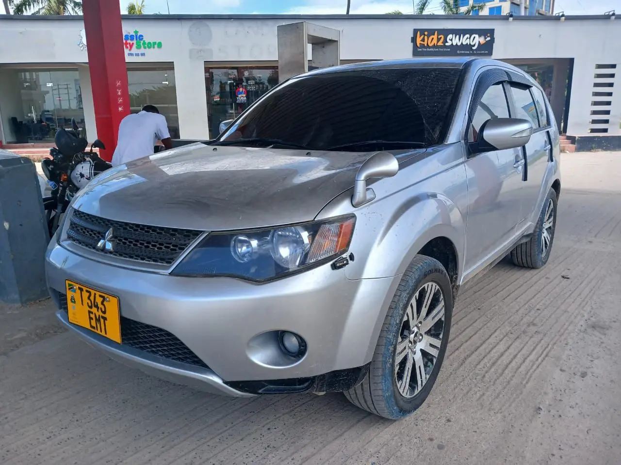 Silver Mitsubishi Outlander 2004