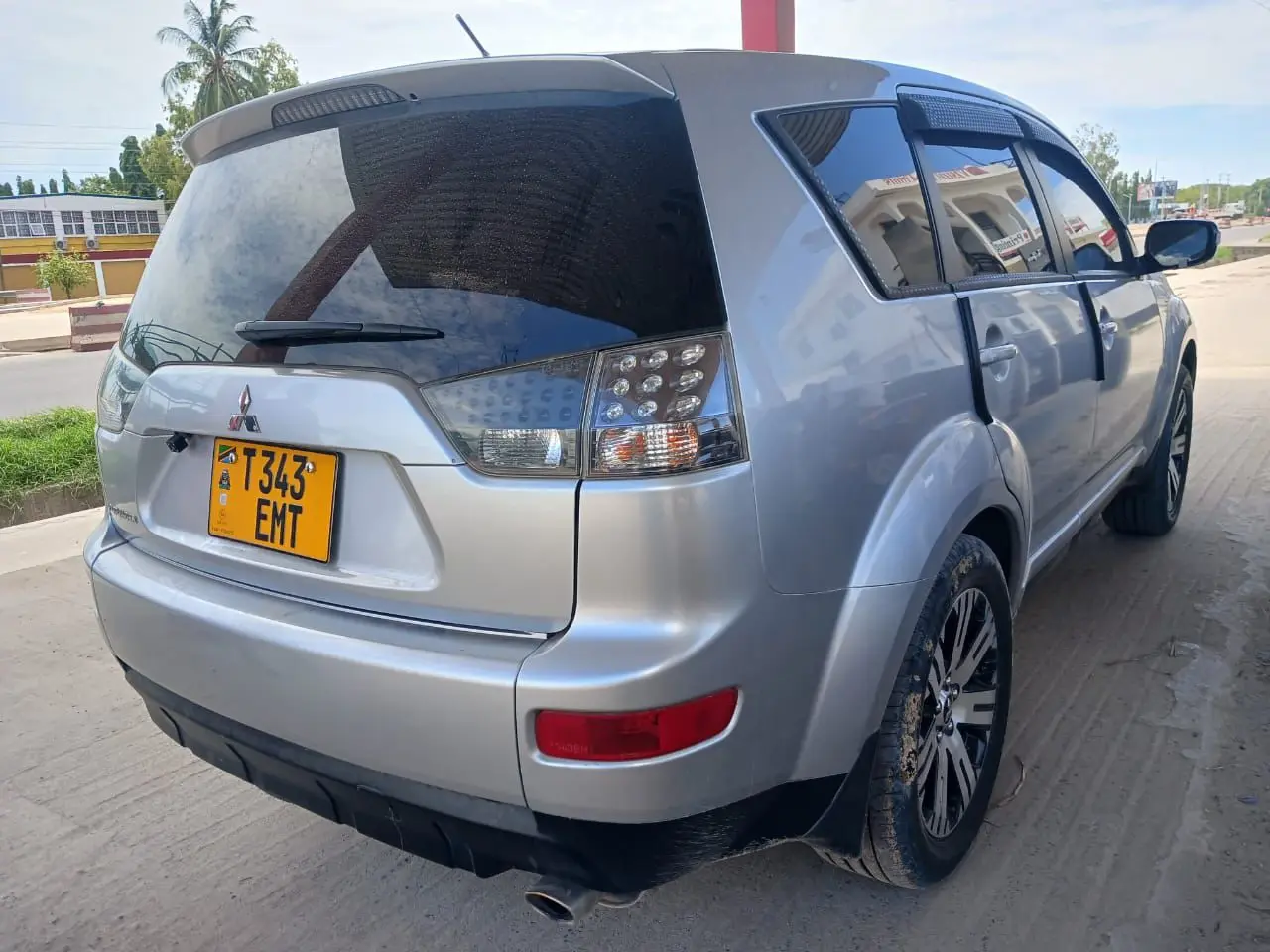Silver Mitsubishi Outlander 2004 thumbnail 2