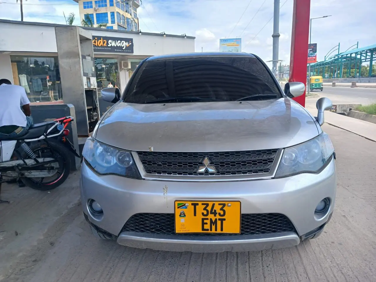 Silver Mitsubishi Outlander 2004 thumbnail 3