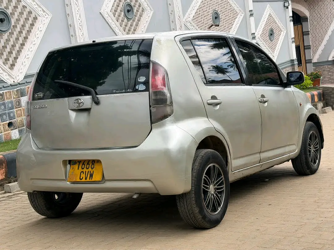 Toyota Passo Silver thumbnail 4